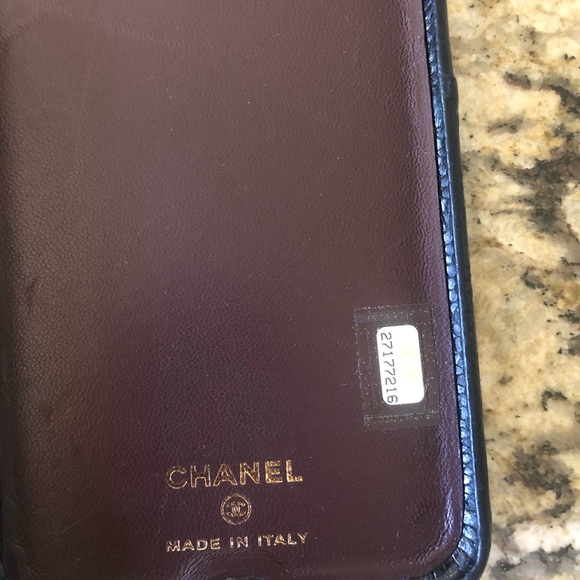 Quit Chanel IPHONE case, interior mark from a magnet - Picture 4 of 4